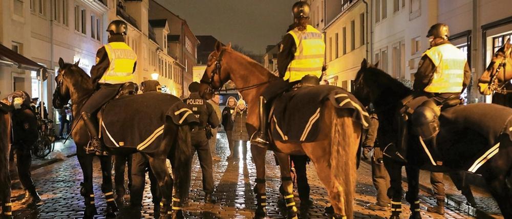 Ausgebremst. Teilnehmer eines nicht genehmigten „Lichterspaziergangs“ wurden von Polizeibeamten, teils zu Pferde, eingekesselt.
