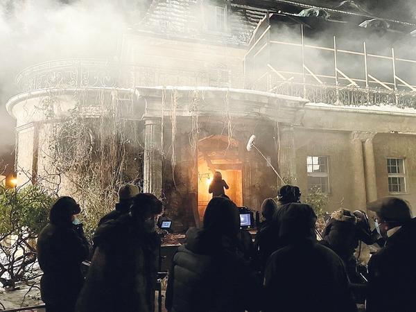 Hier zu sehen ist der Dreh der Szene, in der Kristen Stewart alias Lady Di ihr verlassenes Kindheitshaus betritt. 