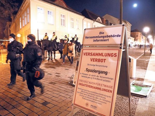 Chancenlos. Mit massivem Polizeiaufgebot auf der Brandenburger Straße wurde ein „Lichterspaziergang“ gegen geltende Corona-Regeln unterbunden.