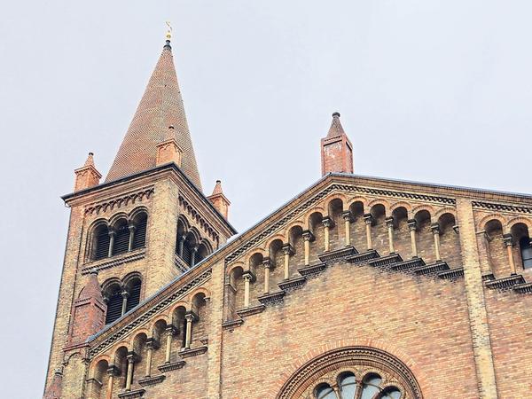 Der Turm der heutigen katholischen Kirche St. Peter und Paul ist ein fast allgegenwärtiger Anblick rund um die Brandenburger Straße. 