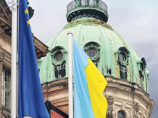 Potsdamer Zeichen. Vor dem Rathaus wurde die ukrainische Flagge gehisst. 