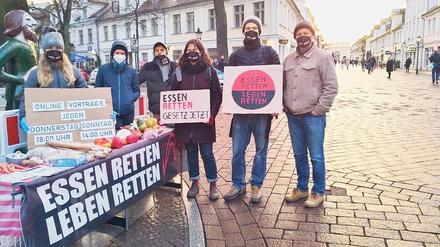 Wer will Gemüse? Kürzlich haben Aktivisten auf der Brandenburger Straße vor dem Müll gerettete Lebensmittel verteilt