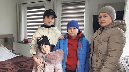 Natascha Petriuk (rechts) mit ihren Kindern Olga (18 Jahre), Denys (10) und Vevhenija (7) fanden Zuflucht in Potsdam.