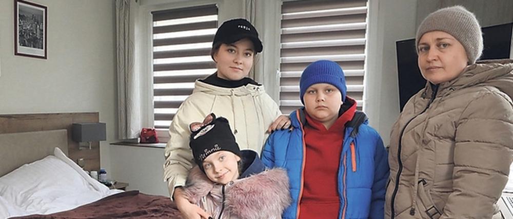 Natascha Petriuk (rechts) mit ihren Kindern Olga (18 Jahre), Denys (10) und Vevhenija (7) fanden Zuflucht in Potsdam.