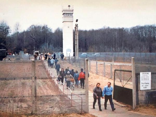 Am 24. Dezember 1989 ist die Grenze zum West-Berliner Ortsteil Kladow erstmals kurzzeitig offen. 