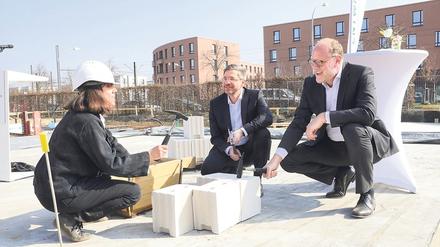 Pro-Potsdam-Chef Bert Nicke, Oberbürgermeister Mike Schubert (SPD) und die Kita-Architektin Claudia Schulte (v.r.).