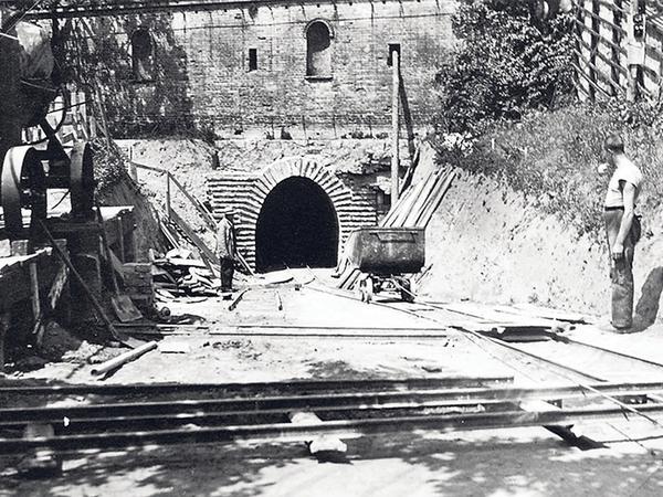Schutz unter Weinreben. Am Winzerberg gab es während des Zweiten Weltkriegs ein Bunker für bis zu 300 Potsdamer. In den 1960er-Jahren wurde der Stollen schließlich zugeschüttet.