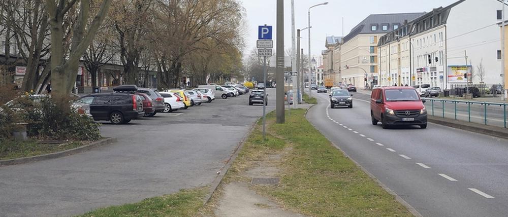 TVor der Ladenzeile in der Straße Am Kanal befindet sich derzeit ein Parkplatz – dort wäre Platz für den Stadtkanal.