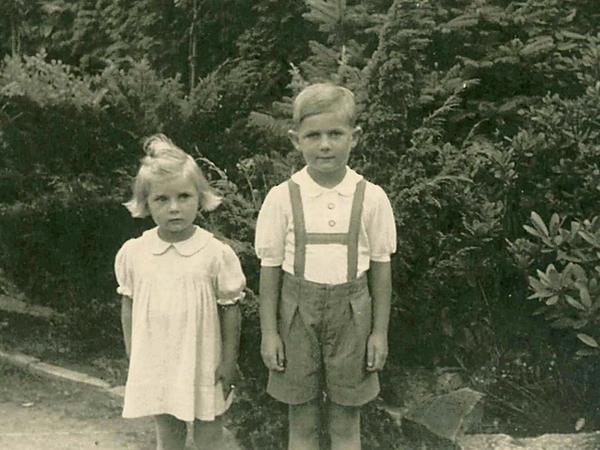 Gudrun Härtel-Karutz, geborene Härtel und ihr Bruder Jochen, aufgenommen um 1944.