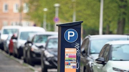 Parken wird teurer. Wie hier am Schillerplatz in der Brandenburger Vorstadt stehen in Potsdam schon an vielen Stellen Parkscheinautomaten.