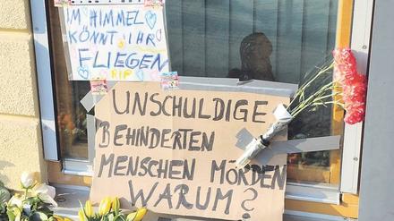 Im Gedenken an die Ermordeten wurden vor dem Thusnelda-von-Saldern-Haus Blumen und Plakate abgelegt.
