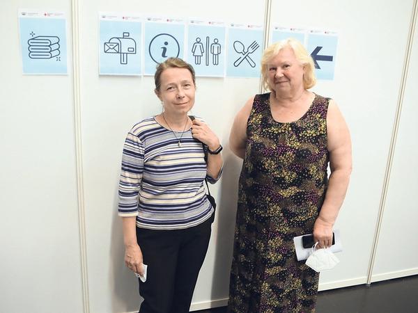 Ina,  Kunstlehrerin aus dem jetzt heftig umkämpften Charkiw, und Tatjana, Seniorin aus Kiew, leben jetzt in der Metropolishalle.
