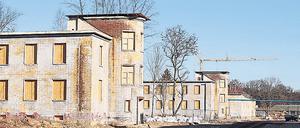 In Krampnitz werden bestehende alte Kasernengebäude saniert und dazu Neubauten errichtet. 