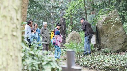 Auf dem Südwestkirchhof Stahnsdorf bietet Friedhofsleiter Olaf Ihlefeldt Kindern und ihren Eltern Führungen an.