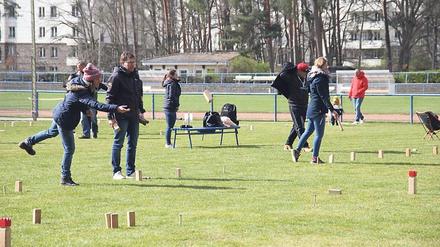 Der Kubb-Verein trainiert montags und mittwochs auf dem Sportplatz des SSV Turbine Potsdam. 