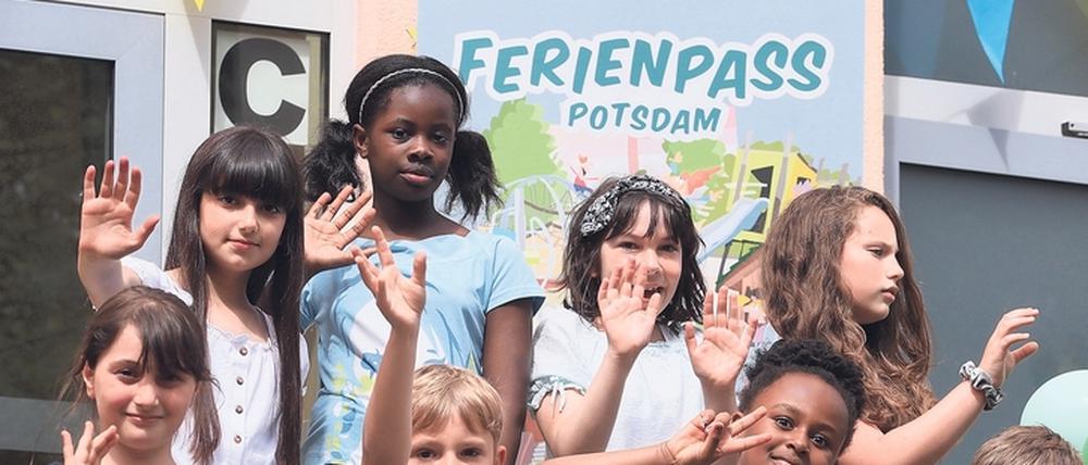 Am Dienstag konnten Schülerinnen und Schüler der Weidenhof-Grundschule den Potsdamer Ferienpass in Empfang nehmen.