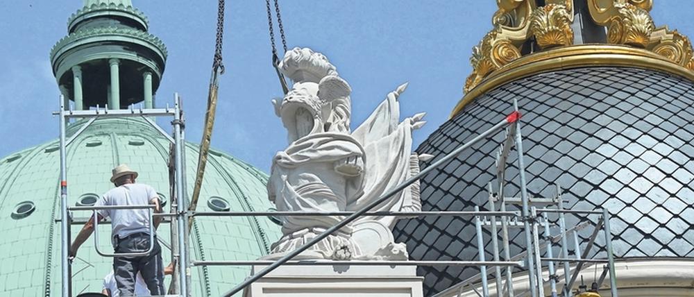 Per Kran wurde die sogenannte Helmflügeltrophäe am Dienstag auf das Fortunaportal des Landtags am Alten Markt gesetzt. 