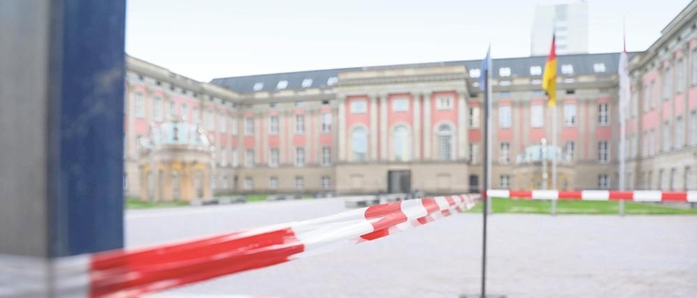 Wegen herabfallender Fassadenteile wurden im Sommer 2021 Bereiche am Landtag in Potsdams historischer Mitte gesperrt.