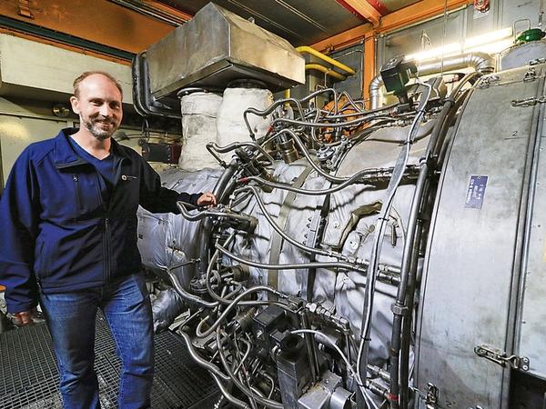 Betriebsingenieur René Elgert an einer der Gasturbinen im Heizkraftwerk Süd. Das Kraftwerk produziert sowohl Fernwärme als auch Strom.