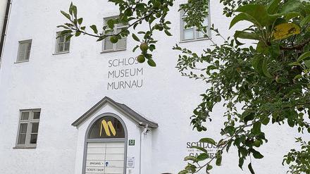 Schau in Murnau. Das Schlossmuseum mit seiner aktuellen Ausstellung hat Fördervereinschef Markus Wicke begeistert.