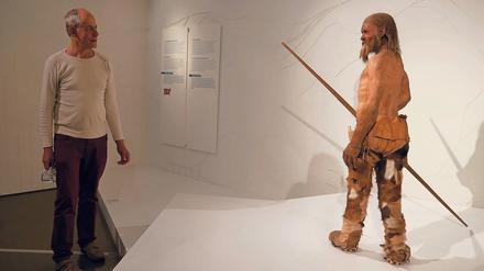 Winfried Sträter trifft im Bozener Oetzi-Museum auf eine Nachbildung des berühmten Mordopfers aus dem ewigen Eis.