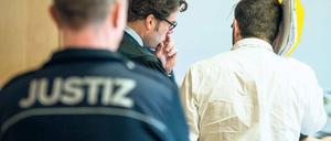 Kein Blick, kein Durchblick. Es gibt so viele Zweifel, so viele offene Fragen im spektakulären Maskenmann-Prozess in Frankfurt (Oder). Doch der Angeklagte schwieg auch am 41. Prozesstag am gestrigen Donnerstag.