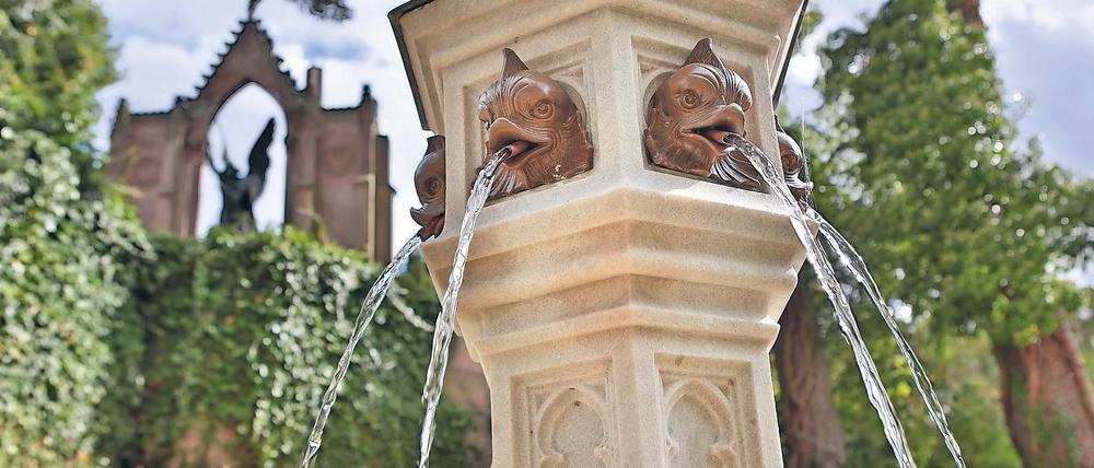 Munteres Plätschern. Der Jubiläumsbrunnen auf der Voltaire-Terrasse von Schloss Babelsberg ist fertig rekonstruiert – mit sechs kleinen Delfinköpfen aus Bronze, die Wasser speien.