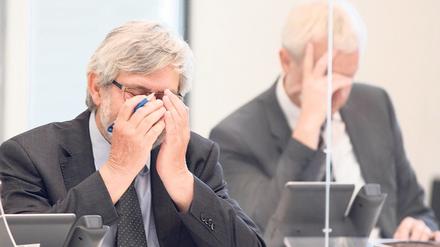 Brandenburgs Umweltminister Axel Vogel (Grüne) schlägt sich beim AFD-Redebeitragdie Hände vors Gesicht.