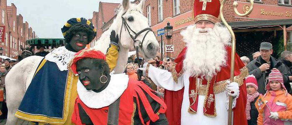 Umstrittene Gesellen. Die Gehilfen des holländischen Nikolaus Sinterklaas werden traditionell schwarz geschminkt. Das hat nun vor dem Sinterklaasfest im Holländischen Viertel für Kritik gesorgt.