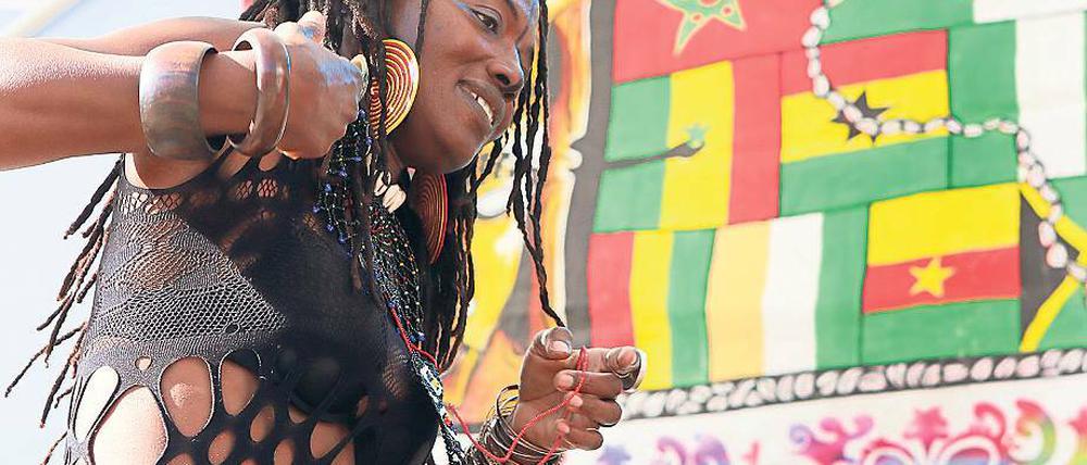 Afrofusion. Die Tänzerin Mwenda Mayer aus Südafrika zeigte auf der Bühne des Afrika-Festivals eine Mischung aus traditionellen und modernen Tanzstilen.
