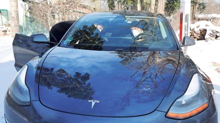 Die Wagen haben in der Luxusvariante angeblich bis zu 487 PS, in 3,3 Sekunden beschleunigt der Tesla auf 100 Stundenkilometer, wie auch die PNN-Tester erfuhren.