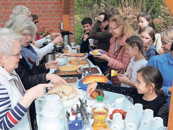 Sonntags tauschen sich ukrainische Flüchtlingsfamilien und ihre Gastgeber im Begegnungscafé der evangelischen Kirchengemeinde aus.