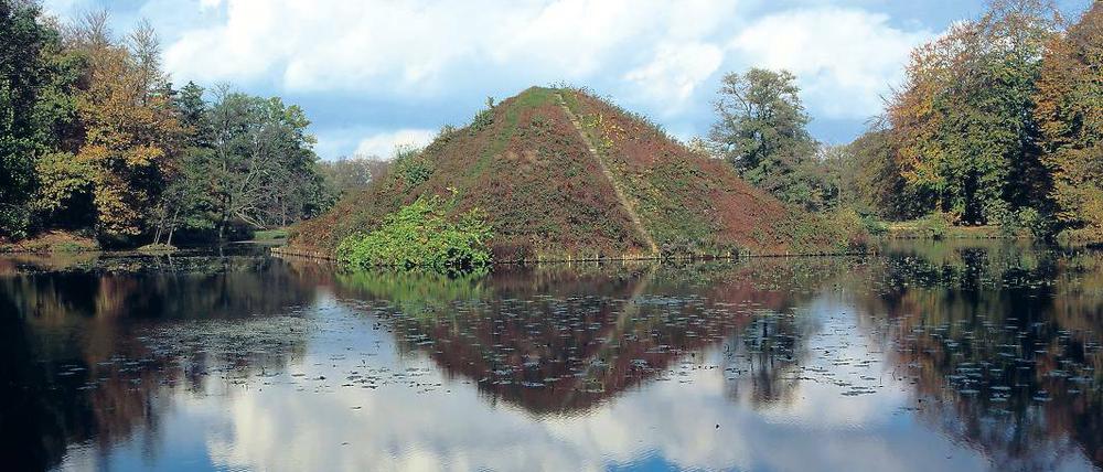 Letzte Ruhestätte. Längst sind die Steinquader der Fürst Pückler Pyramide im Branitzer Park bei Cottbus auch von Gras uüeberwuchert. Unter der See-Pyramide ist nicht nur der Fürst begraben, auch seine geschiedene Frau Lucie von Hardenberg, seine Schnucke, ist hier bestattet worden.