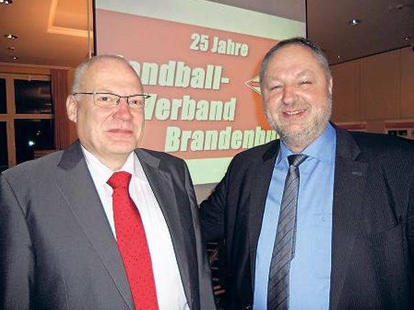Hoher Besuch. Beim Festakt durfte Brandenburgs Handball-Chef Olaf Ermling (l.) den DHB-Präsidenten Andreas Michelmann begrüßen.
