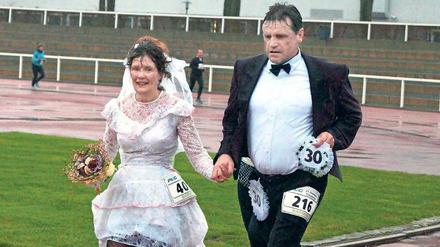 Spaß als Ziel. Viele liefen wieder in Kostümen – als echtes Brautpaar gingen Kathrin und Rainer Palm auf die Strecke und wurden für ihr Outfit ausgezeichnet.
