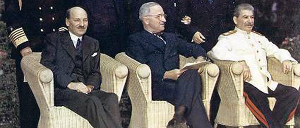 Nach Churchills Abwahl kam Attlee (l.) nach Potsdam, Josef Stalin konnte sich durchsetzen.