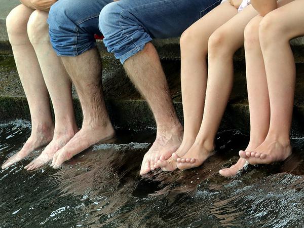 Auch nasse Füße helfen schon beim Runterkühlen. 