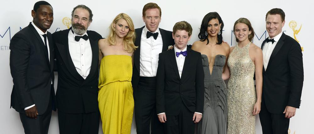 „Homeland“-Team. Die Stars der Serie sind Claire Danes (3. v. l.), Mandy Patinkin (2. v. l.) und Damian Lewis (4. v. l.). Hier posieren sie nach dem Gewinn der Emmy Awards 2012.