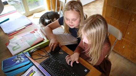 Im Homeschooling findet der Schulalltag zu Hause statt, oft vor dem Bildschirm. 