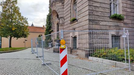 Der Eingang zum Standesamt Potsdam ist mit Bauzäunen gesperrt. 