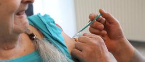 Sollten Senioren nach der Impfung wieder mehr andere treffen können? 