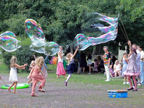 In Potsdam feierte der Treffpunkt Freizeit den Abschluss der Ferien mit einem Zuckertütenfest auf der Seewiese. Für alle Schulanfängerinnen und deren Gäste gibt es eine kleine Überraschung und Riesenseifenblasen an der Spielstation.