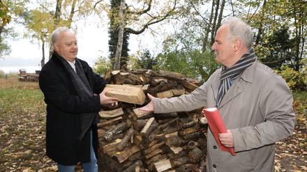 Inselhotelbesitzer Burkhart Scholz überreichte dem Baubeigeordneten Bernd Rubelt symbolisch einen Holzscheit. 