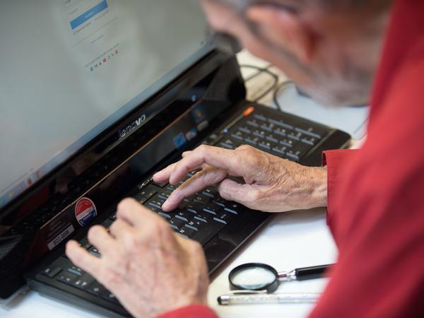 Für mehr digitale Angebote für Senioren setzt sich ein parteiübergreifender Antrag ein. 
