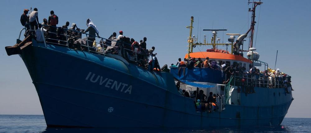 Am 1. August 2017 beschlagnahmten italienische Behörden den umgebauten Fischkutter namens "Iuventa".
