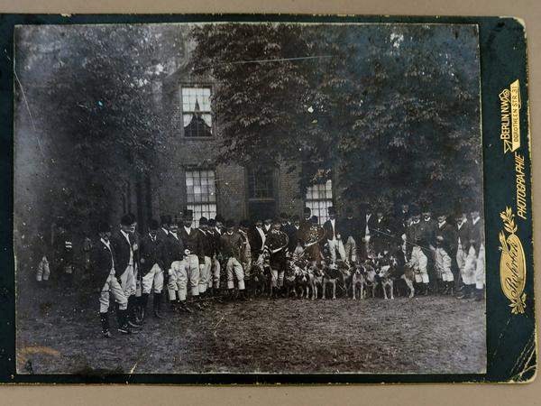 Das Foto von 1894 ist eine auf Karton montierte Aufnahme des Photographischen Ateliers von Hermann Rohrbek.
