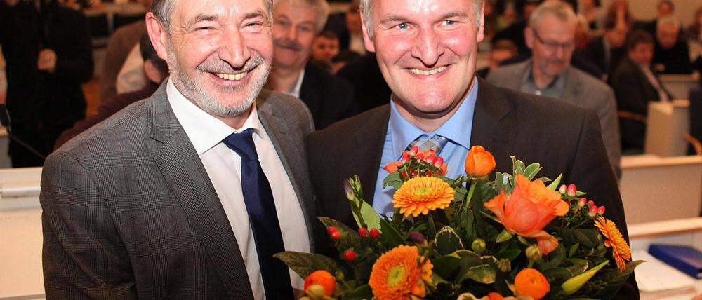 Potsdams Oberbürgermeister Jann Jakobs (SPD, l.) war sichtlich erleichtert über die Wahl Bernd Rubelts (parteilos, r.) zum neuen Baubeigeordneten.