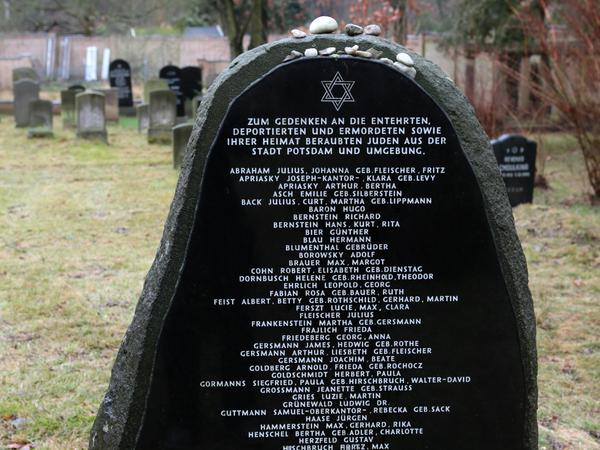 Der  Gedenkstein für deportierte und ermordete Potsdamer Juden auf dem Jüdischen Friedhof der Stadt. 