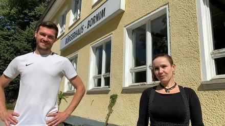 Julian Päpke-Alisch und Stefanie Brauer vor dem Bürgerhaus Bornim.