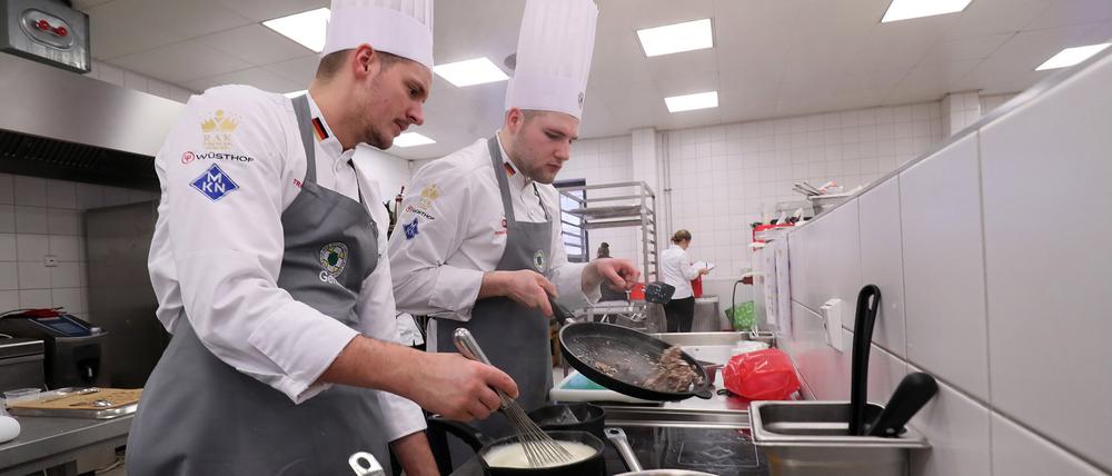 Seit Monaten trainieren die Köche der deutschen Jugend-Koch-Nationalmannschaft für die Olympiade in Stuttgart.